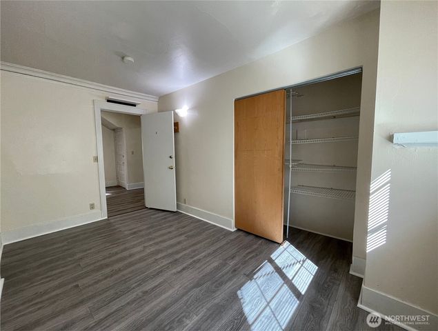 4247 7th Avenue NE, Seattle, WA 98105