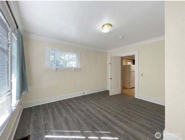 4247 7th Avenue NE, Seattle, WA 98105