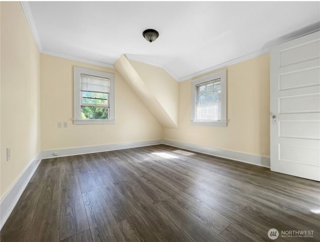 4247 7th Avenue NE, Seattle, WA 98105