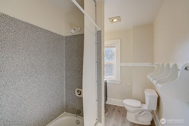 4247 7th Avenue NE, Seattle, WA 98105