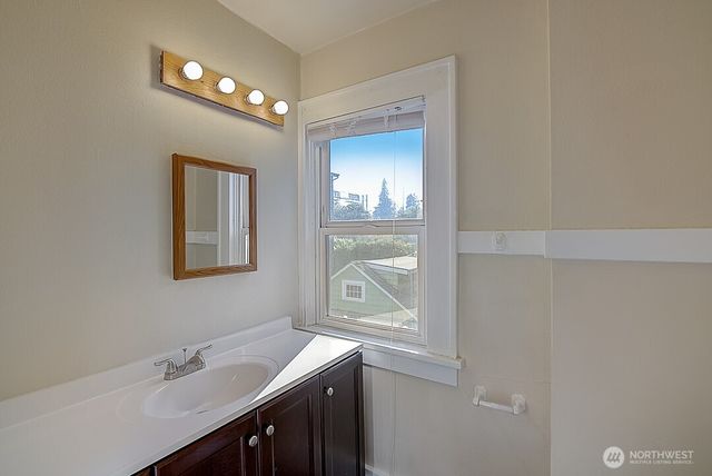 4247 7th Avenue NE, Seattle, WA 98105