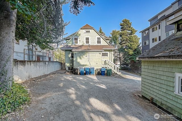 4247 7th Avenue NE, Seattle, WA 98105