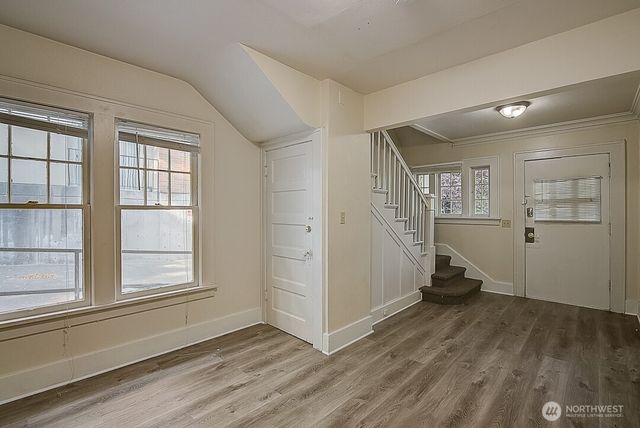 4247 7th Avenue NE, Seattle, WA 98105