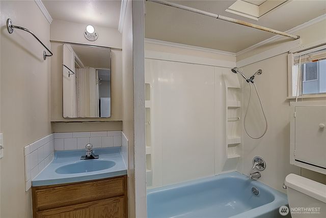 4247 7th Avenue NE, Seattle, WA 98105