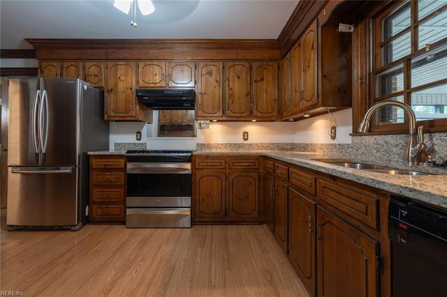 701 Pinecliffe DR, Chesapeake, VA 23322