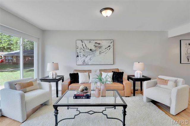 1592 Mendell Drive, University City, MO 63130