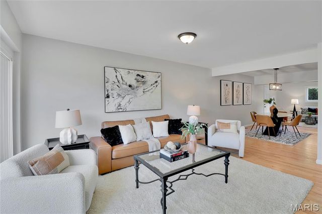 1592 Mendell Drive, University City, MO 63130