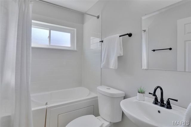 1592 Mendell Drive, University City, MO 63130