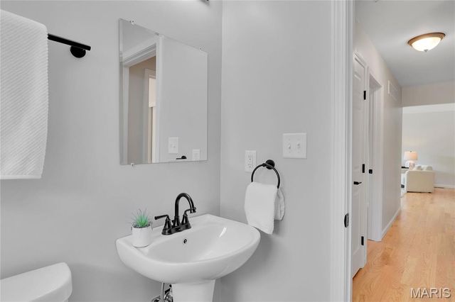 1592 Mendell Drive, University City, MO 63130