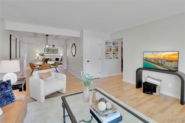 1592 Mendell Drive, University City, MO 63130