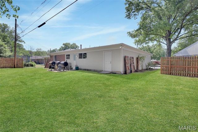 1592 Mendell Drive, University City, MO 63130