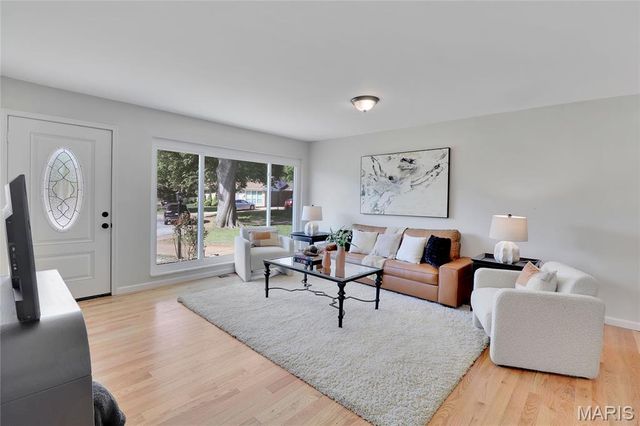 1592 Mendell Drive, University City, MO 63130