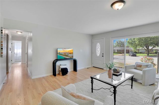 1592 Mendell Drive, University City, MO 63130