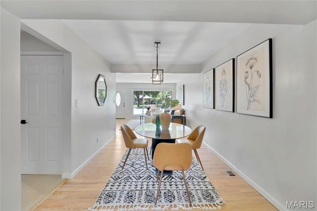 1592 Mendell Drive, University City, MO 63130