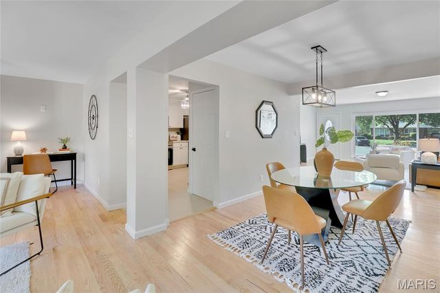 1592 Mendell Drive, University City, MO 63130