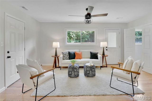 1592 Mendell Drive, University City, MO 63130