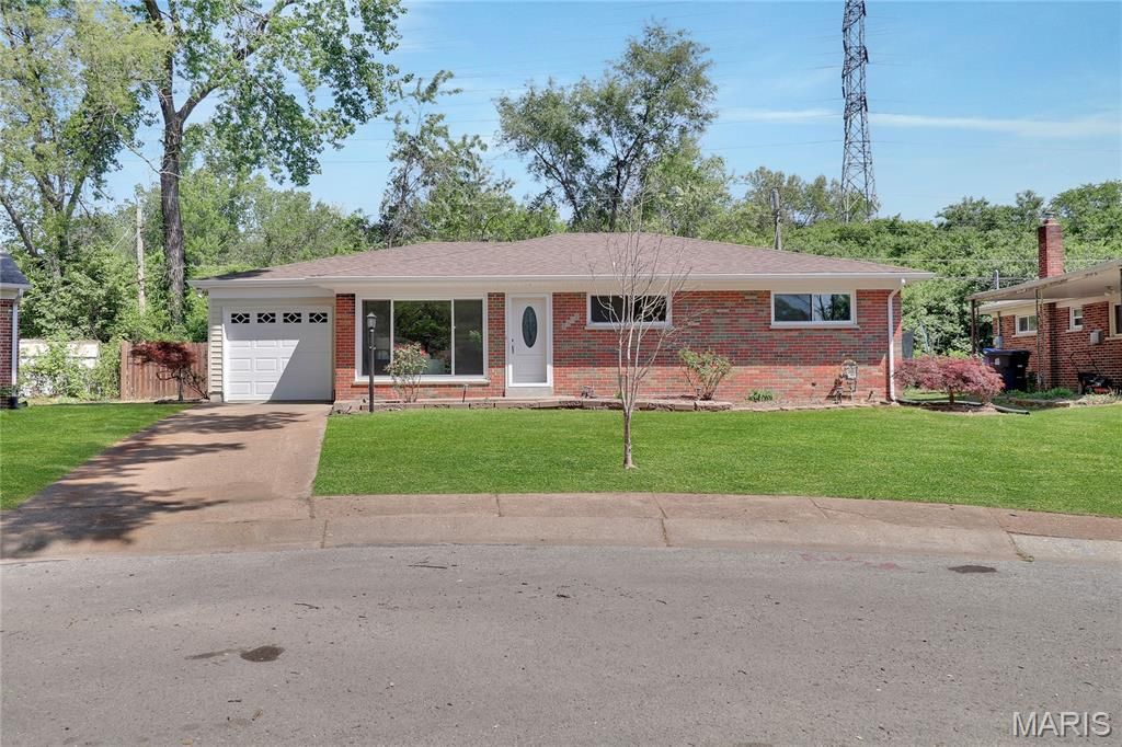 1592 Mendell Drive, University City, MO 63130