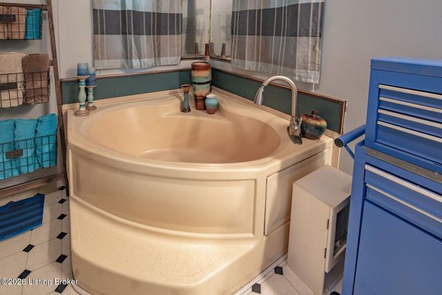 235 Kamber Ln, Vine Grove, KY 40175
