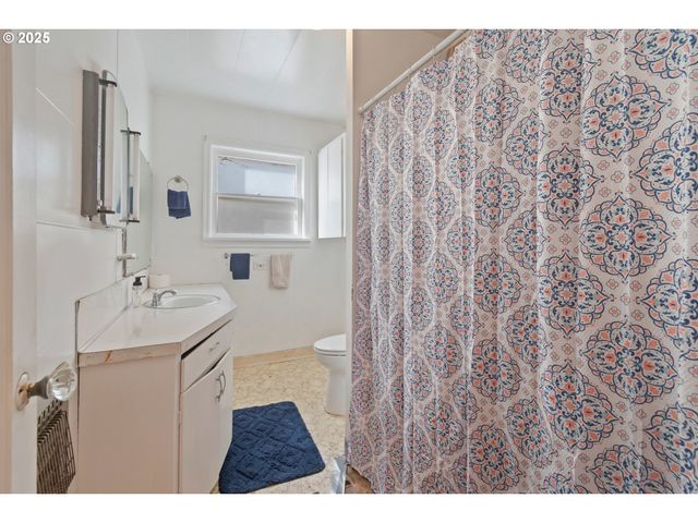 412 GARDNER Ave, Drain, OR 97435