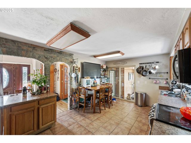 760 OCONNELL St, North Bend, OR 97459