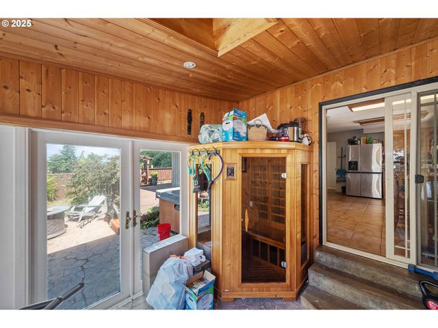 760 OCONNELL St, North Bend, OR 97459