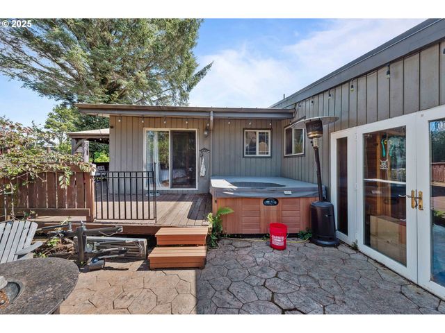 760 OCONNELL St, North Bend, OR 97459