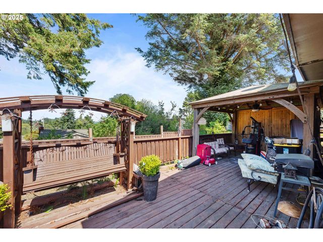 760 OCONNELL St, North Bend, OR 97459