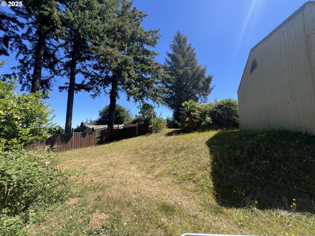 760 OCONNELL St, North Bend, OR 97459