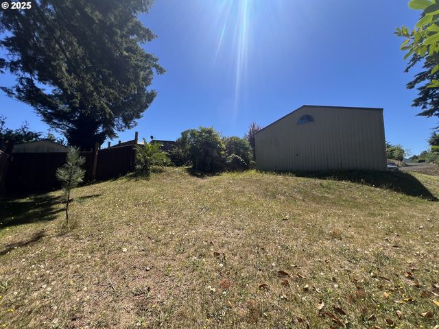 760 OCONNELL St, North Bend, OR 97459