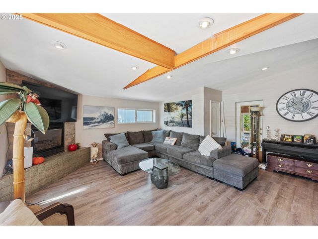 760 OCONNELL St, North Bend, OR 97459