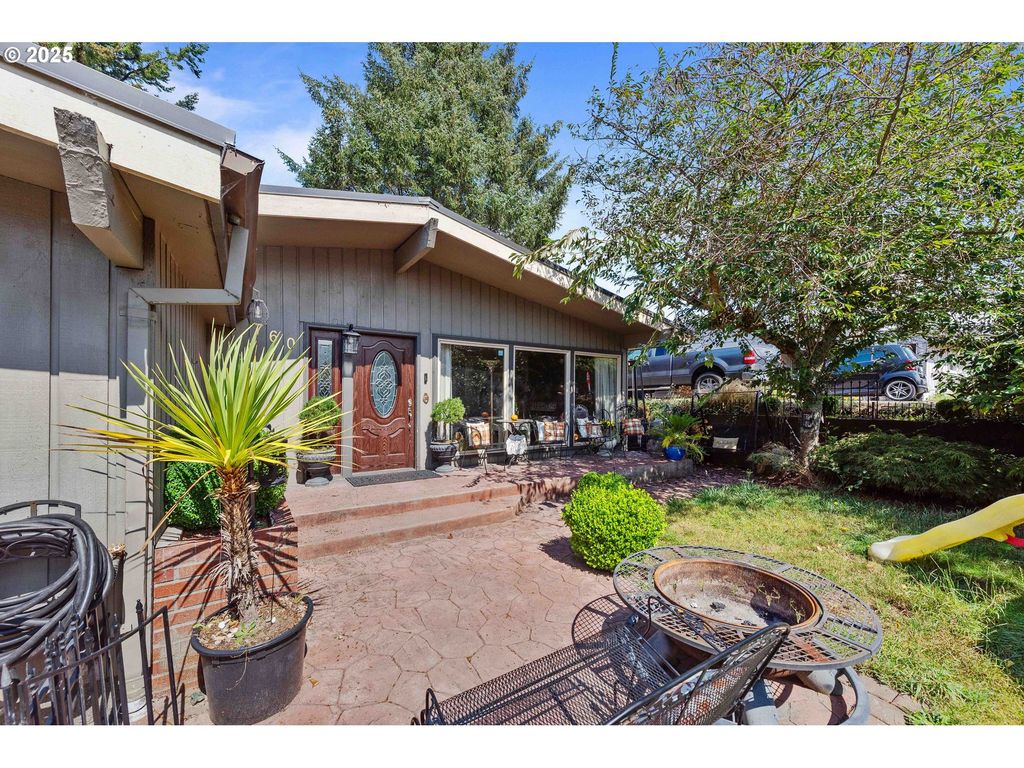 760 OCONNELL St, North Bend, OR 97459
