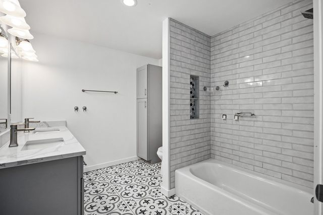 240 Pin Oak Way, Kerrville, TX 78028