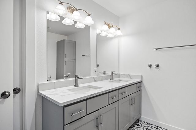 240 Pin Oak Way, Kerrville, TX 78028