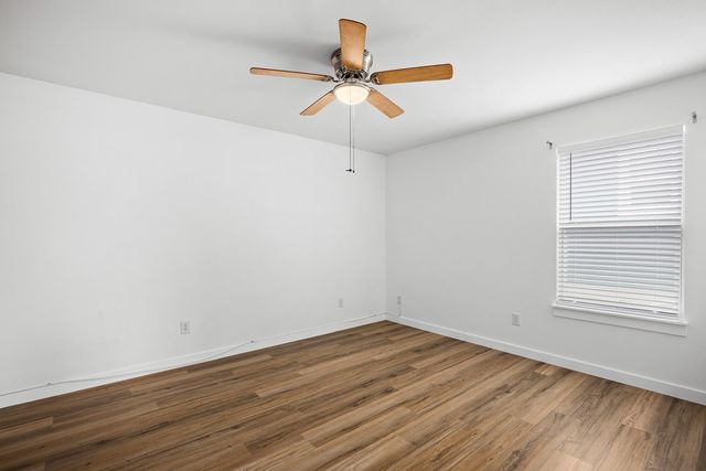 240 Pin Oak Way, Kerrville, TX 78028