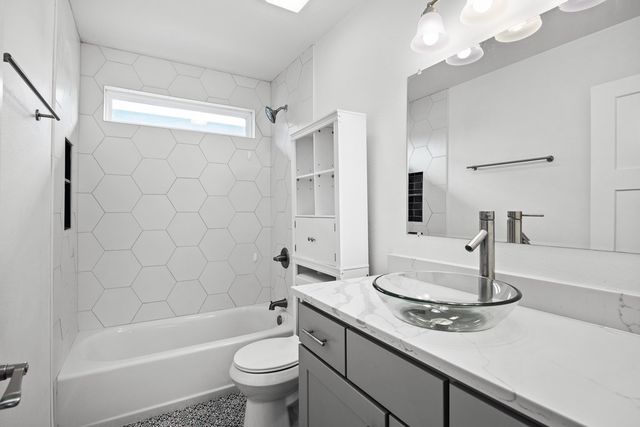 240 Pin Oak Way, Kerrville, TX 78028