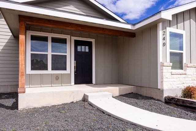 240 Pin Oak Way, Kerrville, TX 78028