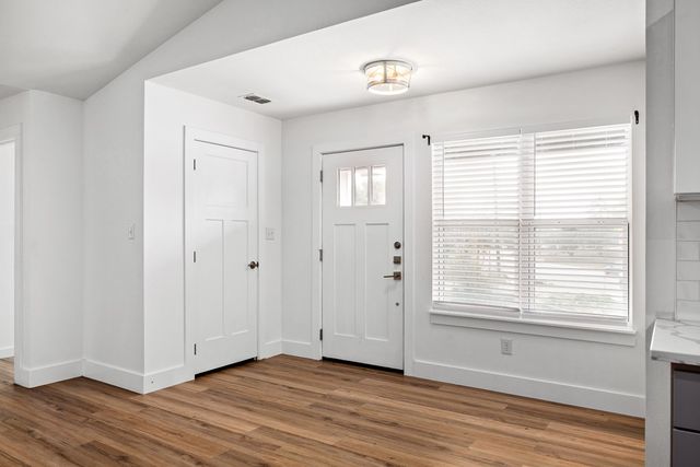 240 Pin Oak Way, Kerrville, TX 78028