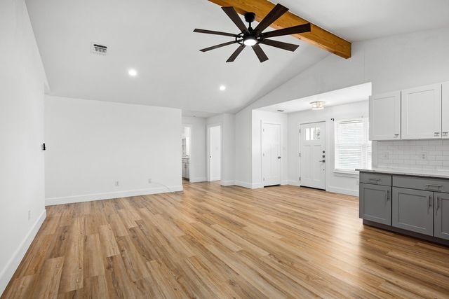 240 Pin Oak Way, Kerrville, TX 78028