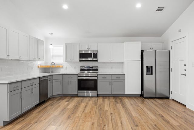 240 Pin Oak Way, Kerrville, TX 78028