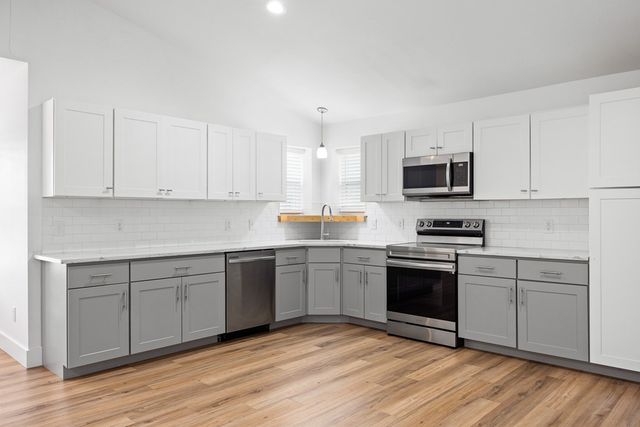 240 Pin Oak Way, Kerrville, TX 78028