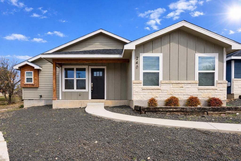 240 Pin Oak Way, Kerrville, TX 78028