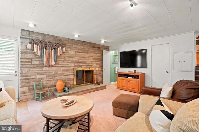 627 MEADOW RD, Huntingdon Valley, PA 19006