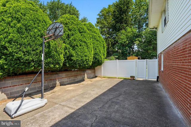 627 MEADOW RD, Huntingdon Valley, PA 19006