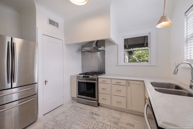 162 Davis Ct Unit B, San Antonio, TX 78209