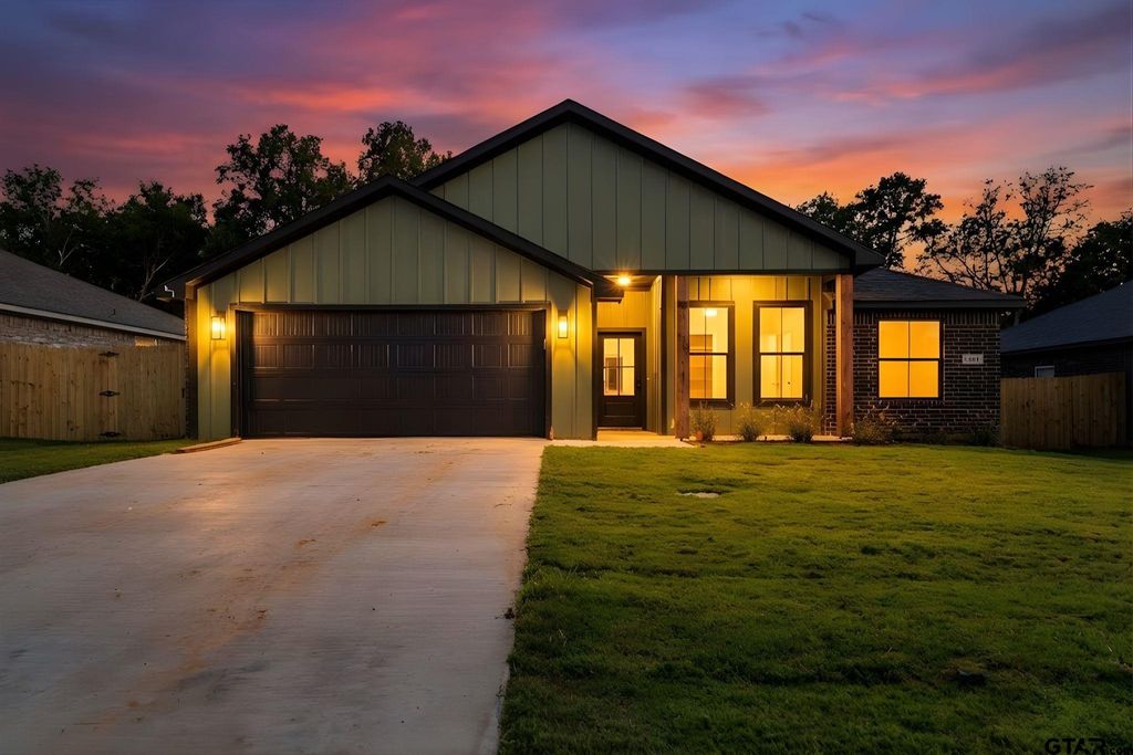 16525 Crossing Circle, Lindale, TX 75771