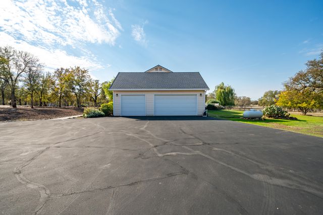 8180 Whispering Oaks Road, Redding, CA 96002