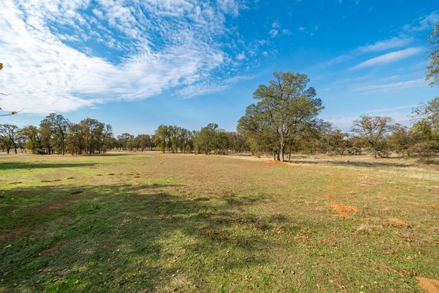 8180 Whispering Oaks Road, Redding, CA 96002