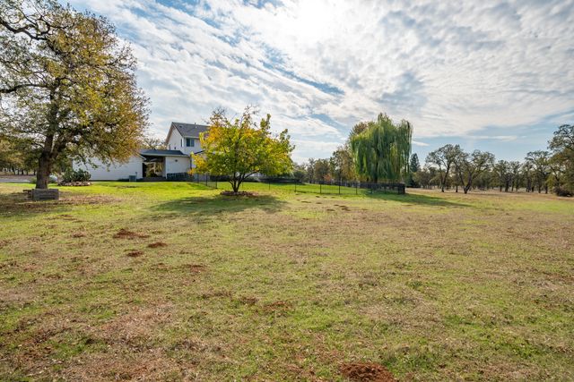 8180 Whispering Oaks Road, Redding, CA 96002