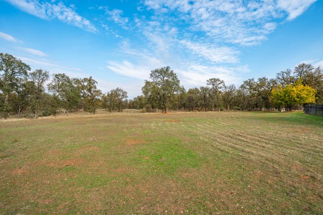 8180 Whispering Oaks Road, Redding, CA 96002