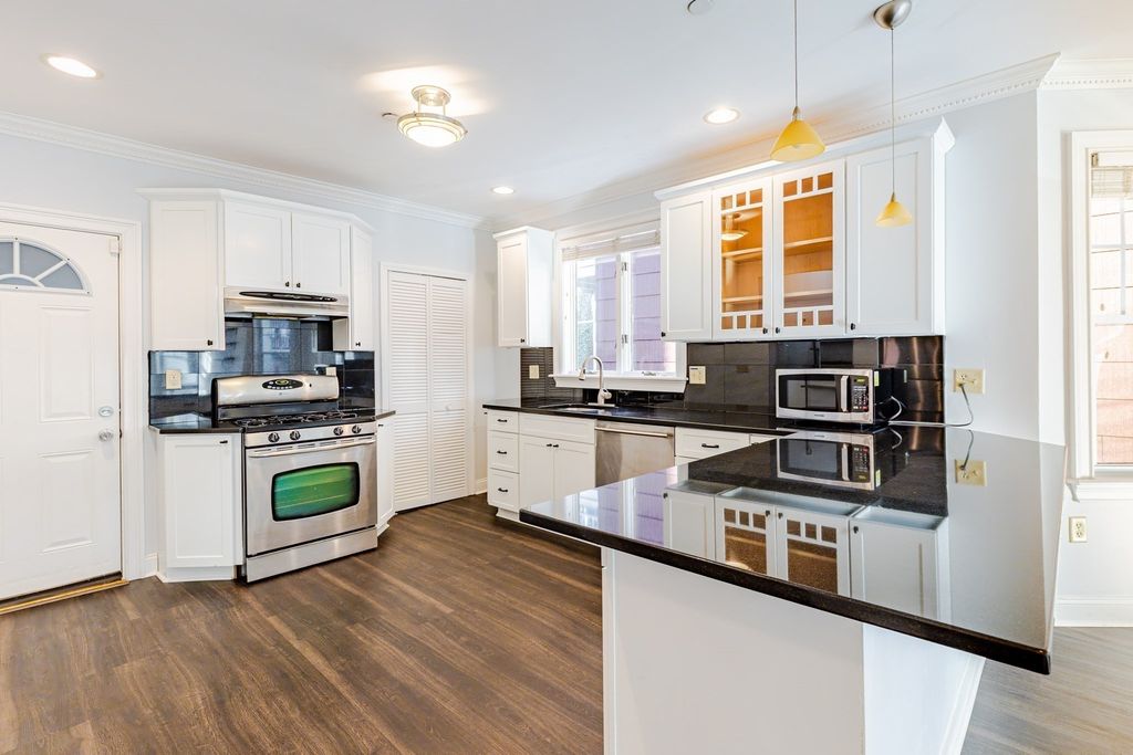 68 Line St 1, Somerville, MA 02143